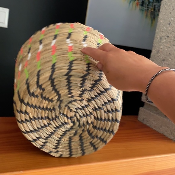 Seagrass basket / planter with multicolor detail - Picture 4 of 7
